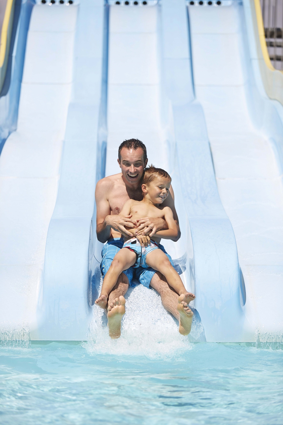 toboggan-piscine-extérieure-enfants-famille-amis-camping-locean-brem-sur-mer-vendée-cybele-vacances