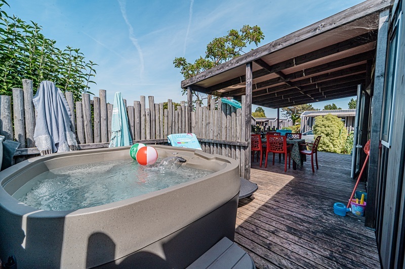 Mobil home 3 chambres jacuzzi privatif Camping 5 étoiles Vendée
