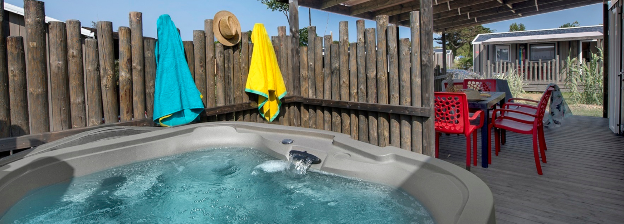 Camping, location jacuzzi pour 6-10 personnes en fibre de verre